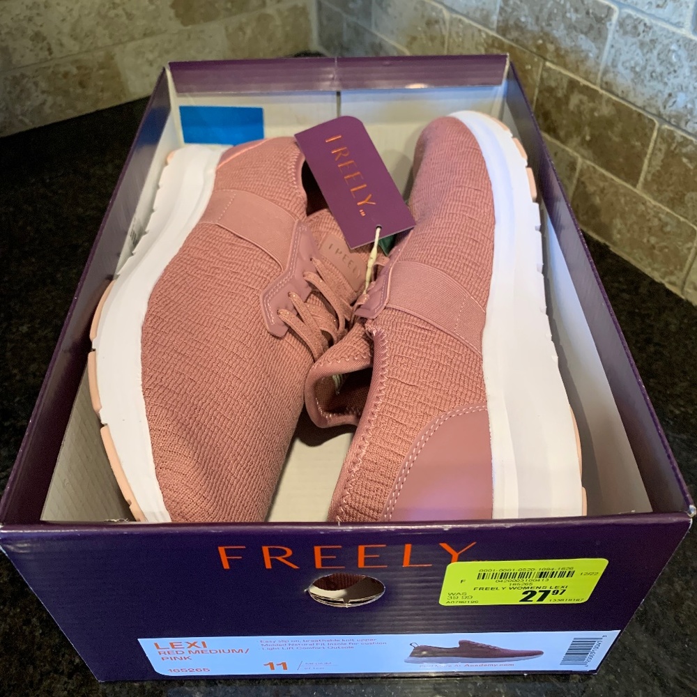 NWT Freely MAUVE tennis shoe size 11